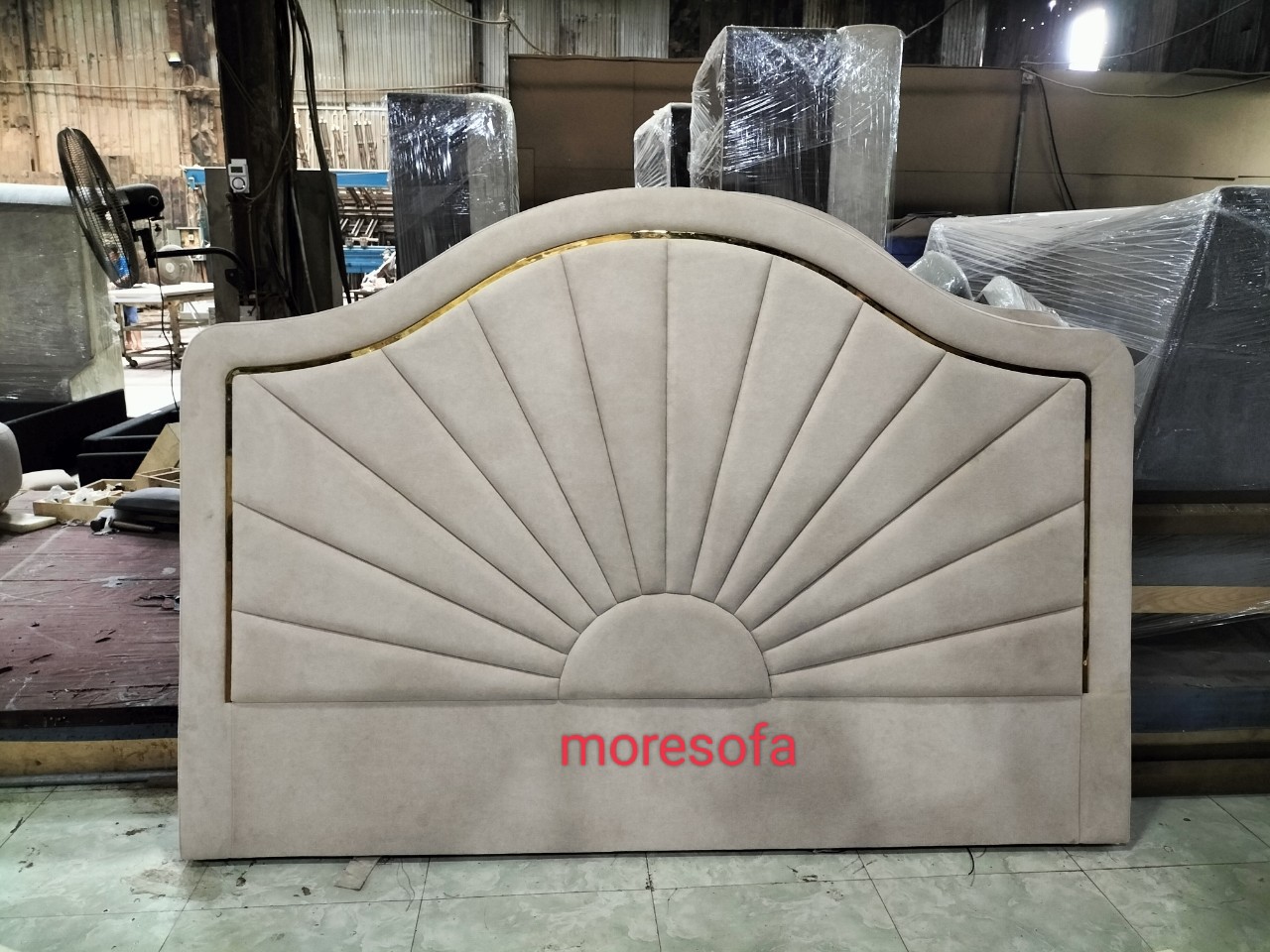 Vách đầu giường được bọc bằng nỉ Cỏ may cao cấp và khung gỗ tự nhiên, được kết hợp với ván ép công nghiệp.